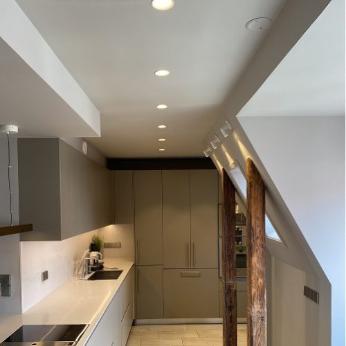 Belysning i kök i Solna – professionell installation vid köksrenovering Elinstallation av belysning i köksmiljö i Solna – integrerad ljussättning och modern köksdesign.