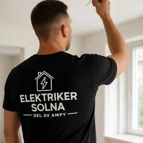 Installation av taklampa av elektriker i Solna Elektriker i Solna installerar ny taklampa i bostad – certifierad elektriker i arbete.