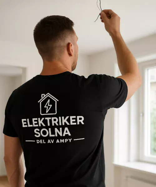 Installation av taklampa av elektriker i Solna Elektriker i Solna installerar ny taklampa i bostad – certifierad elektriker i arbete.