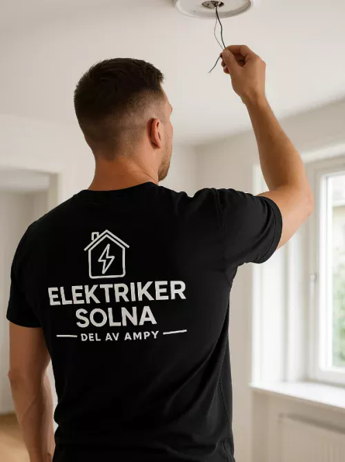 Elektriker i Solna installerar ny taklampa i bostad – certifierad elektriker i arbete.