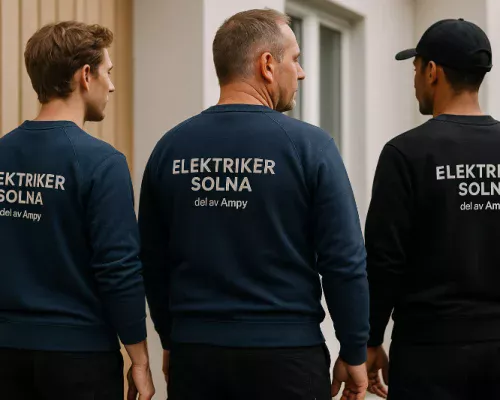 Teamet på Elektriker Solna – lokala elektriker redo att hjälpa dig Tre elektriker från Elektriker Solna i företagskläder – står utanför en bostad och visar ryggen med logotypen tydligt synlig.