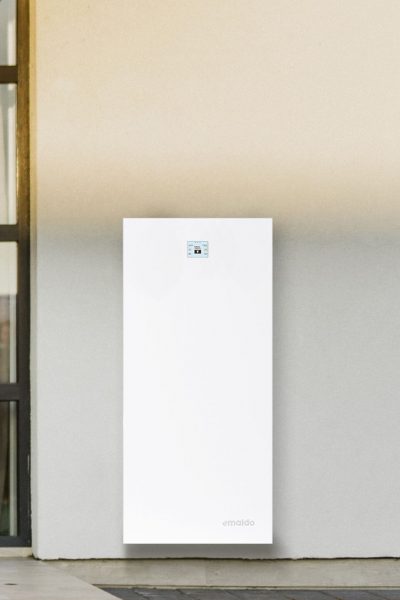 Emaldo Power Core installerad på yttervägg vid en modern villa i Solna – stilren design och kompakt format för hembatterilösningar.