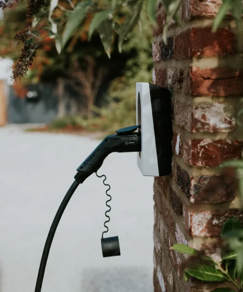 Laddbox i Solna – installation mot tegelvägg för smidig laddning hemma Laddbox i Solna med kabel ansluten – trygg elbilsladdning direkt vid bostaden.