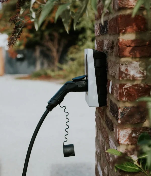 Laddbox i Solna – installation mot tegelvägg för smidig laddning hemma Laddbox i Solna med kabel ansluten – trygg elbilsladdning direkt vid bostaden.