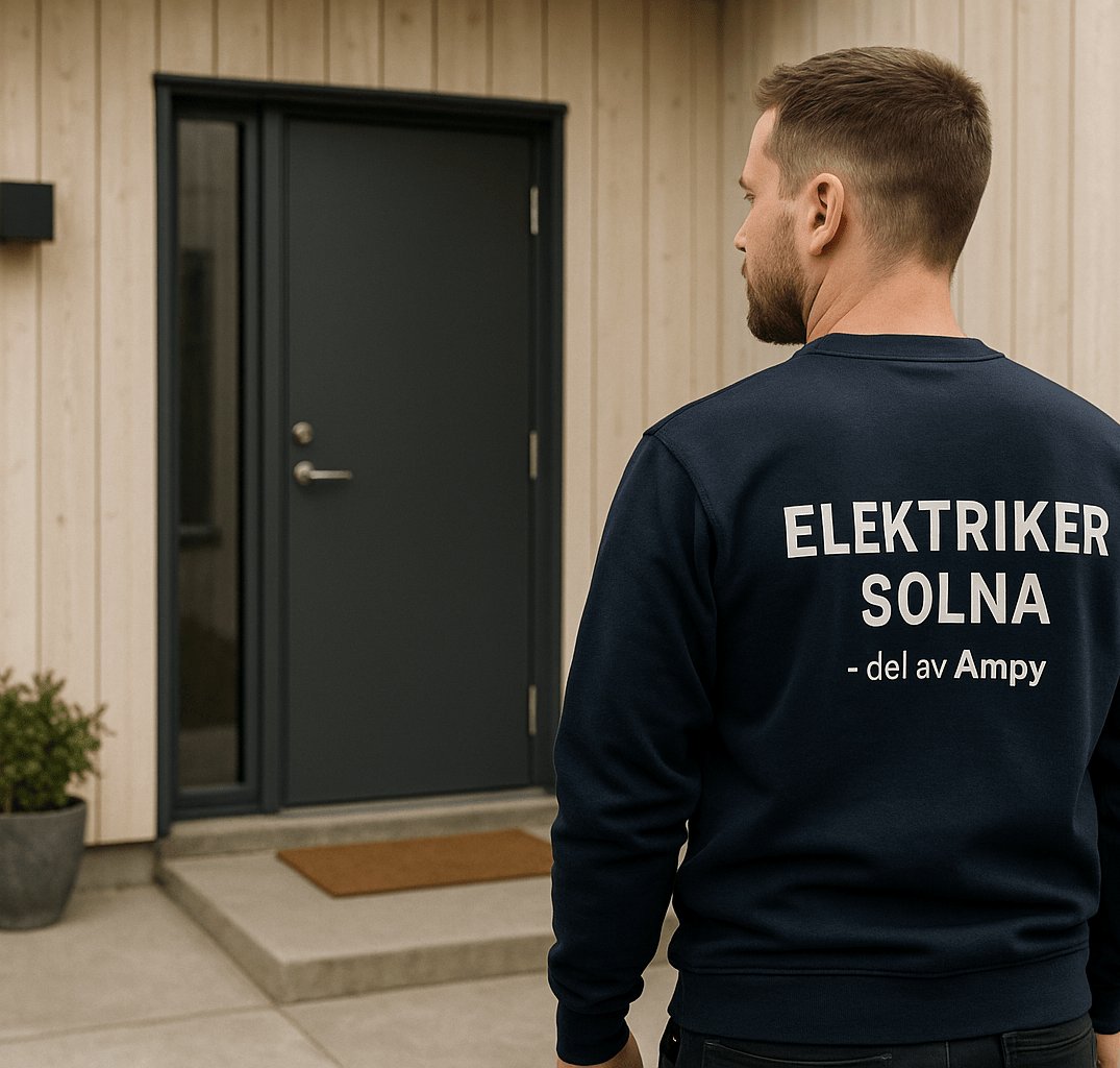 Eljour 1 Elektriker från Elektriker Solna står redo att gå in i en bostad – tydligt profilerad i arbetskläder och ska hjälpa kund med akut eljour i Solna.