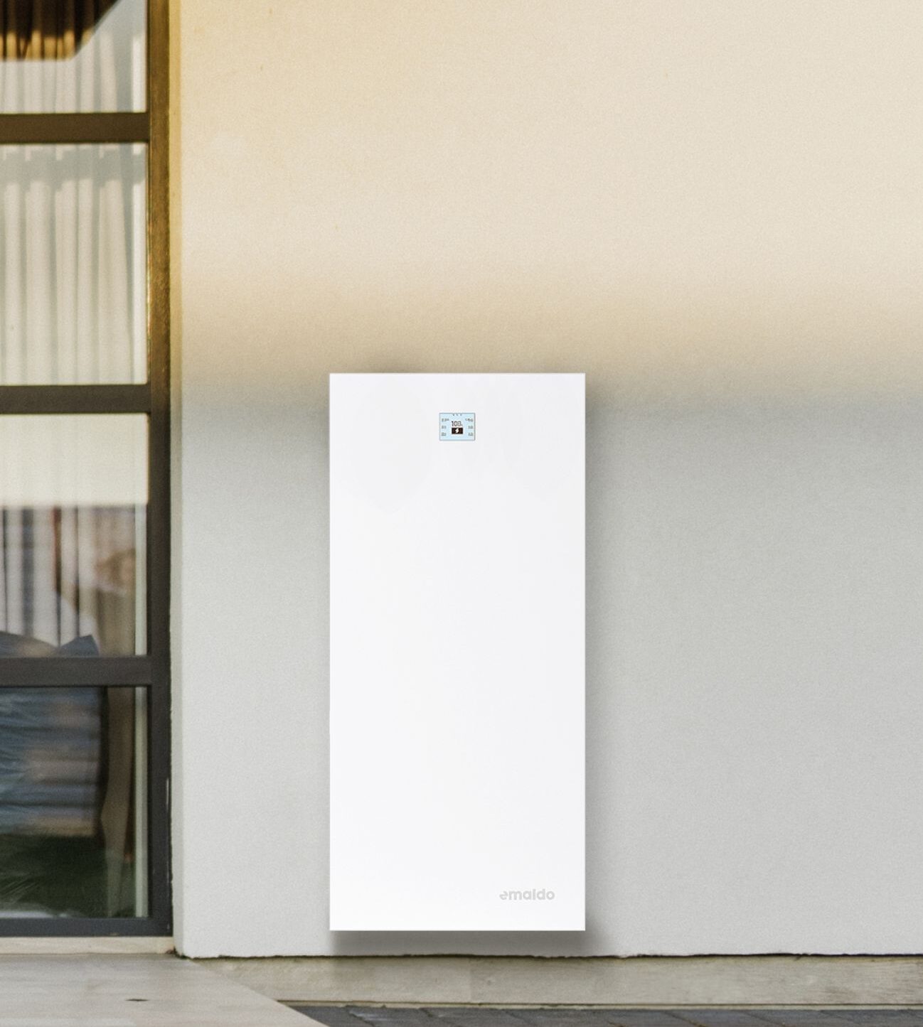 Elektriker 29 Emaldo Power Core installerad på yttervägg vid en modern villa i Solna – stilren design och kompakt format för hembatterilösningar.