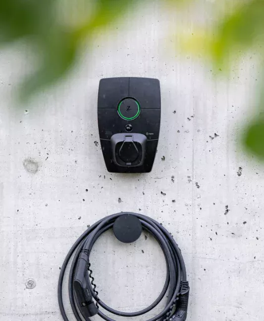 Elektriker installerar Zaptec Go laddbox på stolpe i Solna – laddlösning för BRF eller företag.
